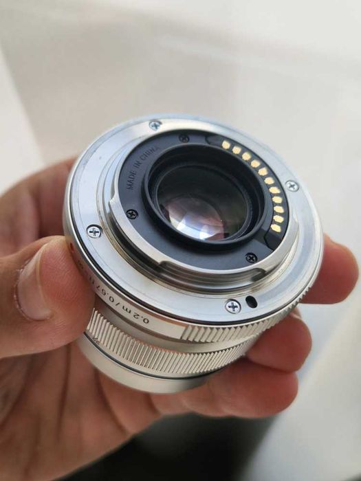 Obiectiv Olympus 12mm f/2.0 MFT – Argintiu, stare bună + filtru Black Diffusion 1/8 (Bonus)