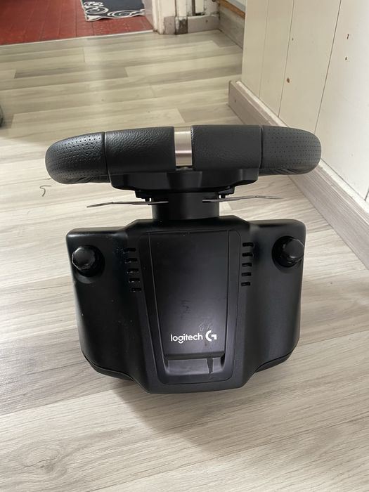 Продавам Logitech G920 Driving Force + скоростен лост и педали
