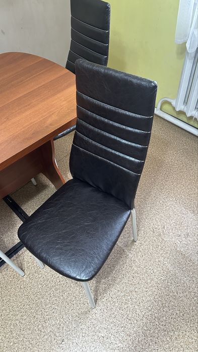 Продам кухонный стол со стульями