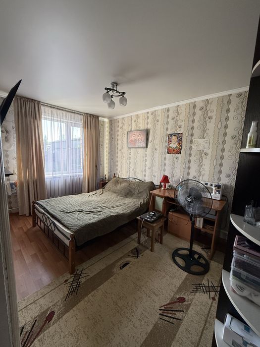 Продам дом в учхозе 8 соток земли