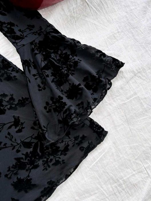 Страхотна рокля с гол гръб и широки ръкави