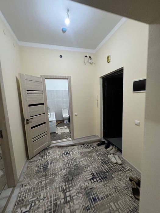 Срочно здаеться квартира в аренду чирчике 2 микрорайоне новостроека