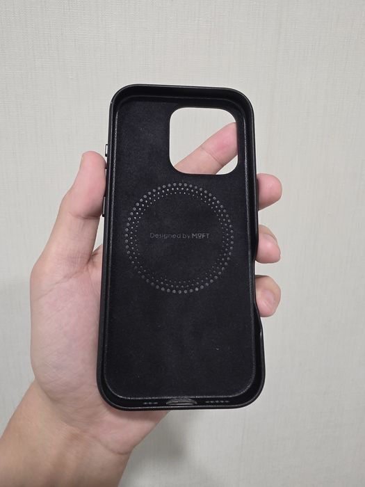 Оригинальный чехол MOFT и чехол типо Pitaka на iPhone 16 Pro