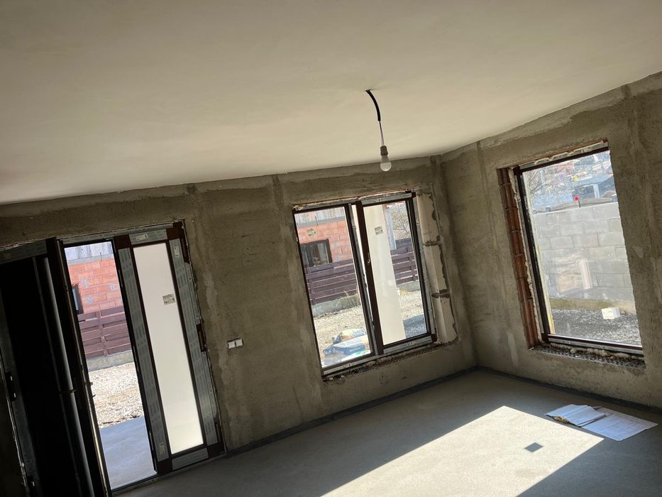 Vand casa pe parter zona str soarelui