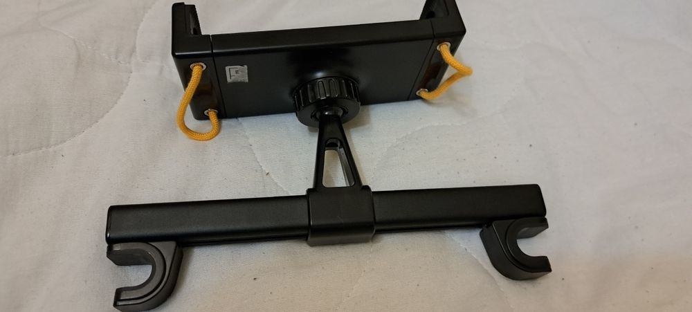 Поставки за телефони и таблети за гледане на задните седалки