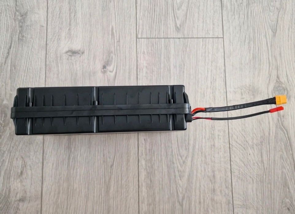 Baterie kukirin g2 a fost folosită 908 km ține bateria 50 km în starea asta depinde cum mergi cu ea are 48v 15,6ah