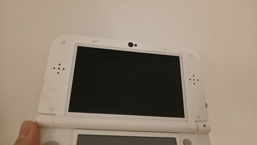 New Nintendo 3DS XL, Modat,2000 jocuri, 21-în-1, gata de jo