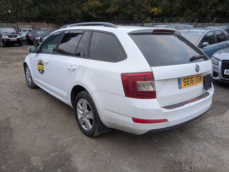 Dezmembrari / Dezmembrez Skoda Octavia 3 Combi (5E5) 2.0 TDI CRMB cutie viteze manual cod culoare LS9R