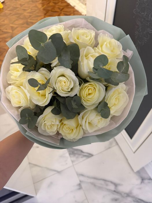 Букет белых роз 16 штук