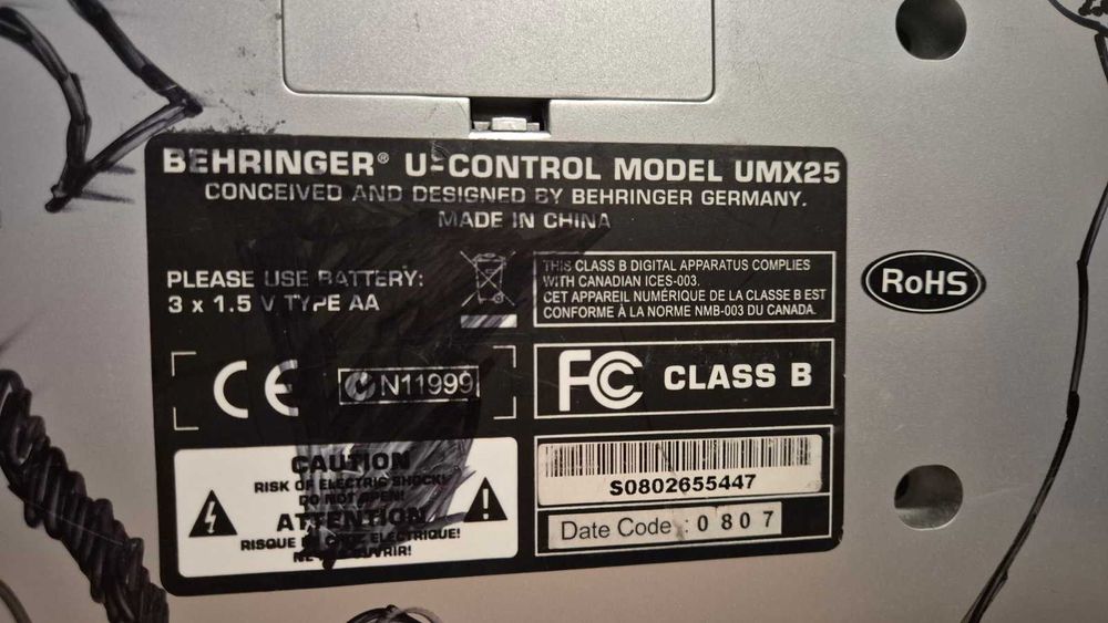 Behringer UMX25 Midi клавиатура