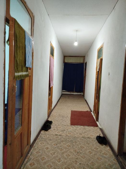 Beshrabot markazida hovli sotiladi 13 sotix. Qo'shimcha yer ham bor.