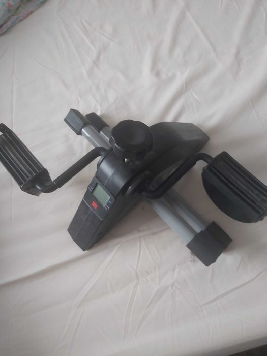 Aparat cu pedale pt. brate si picioare afisaj LCD rezistenta reglabila