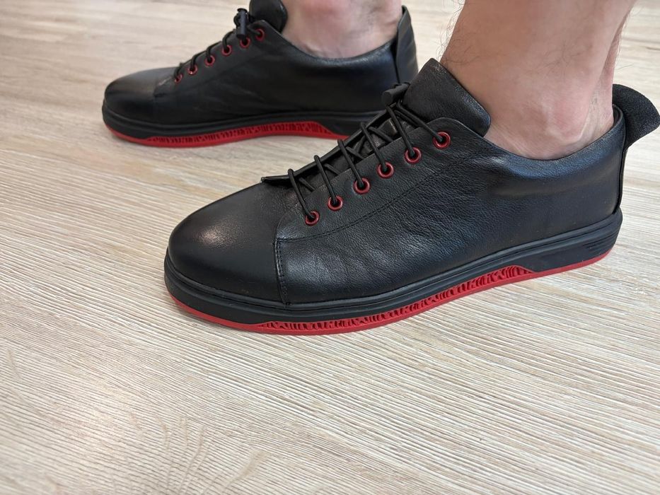 Продам кросовки кожанные