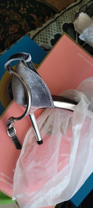 Продам босоножки серые