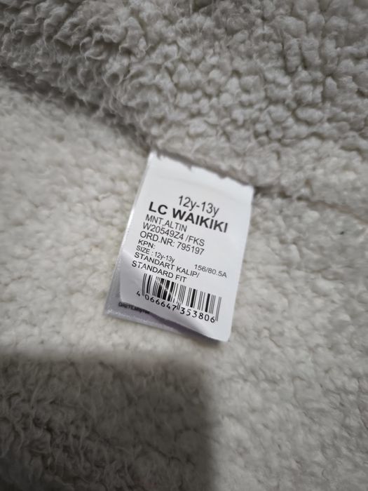 Куртку на девочку 10-12лет.