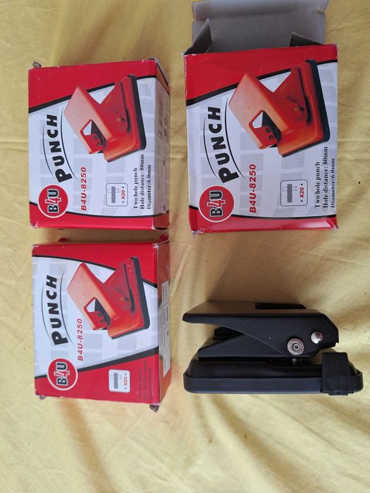 Lot - Perforatore din metal B4U - DL 8250 corp metalic, maxim 30 coli