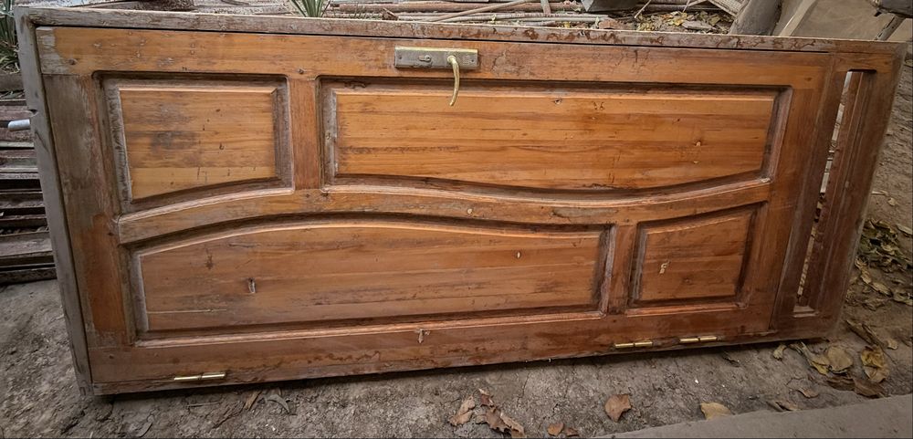 Taxta eshik sotiladi