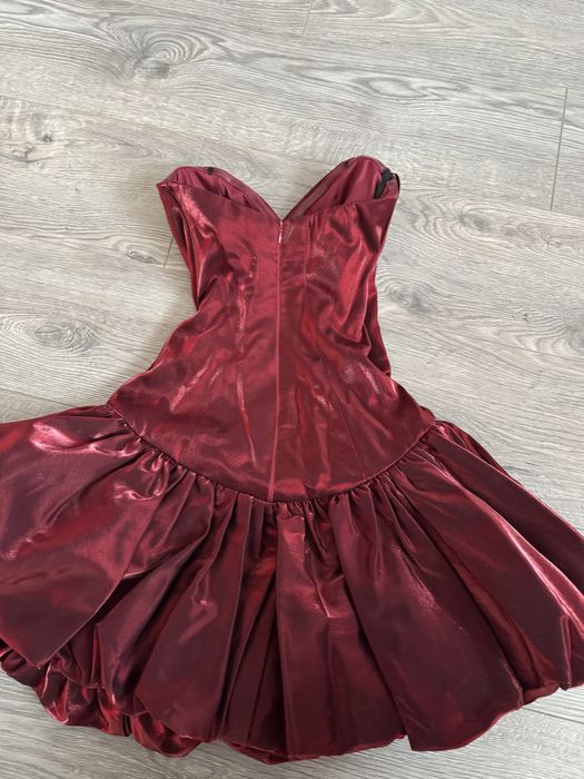 Елегантна червена рокля