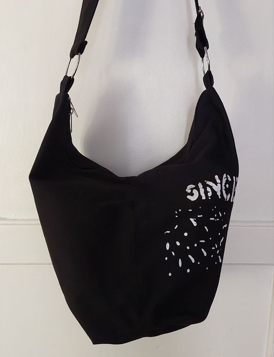 Сумка через плечо шоппер на молнии..