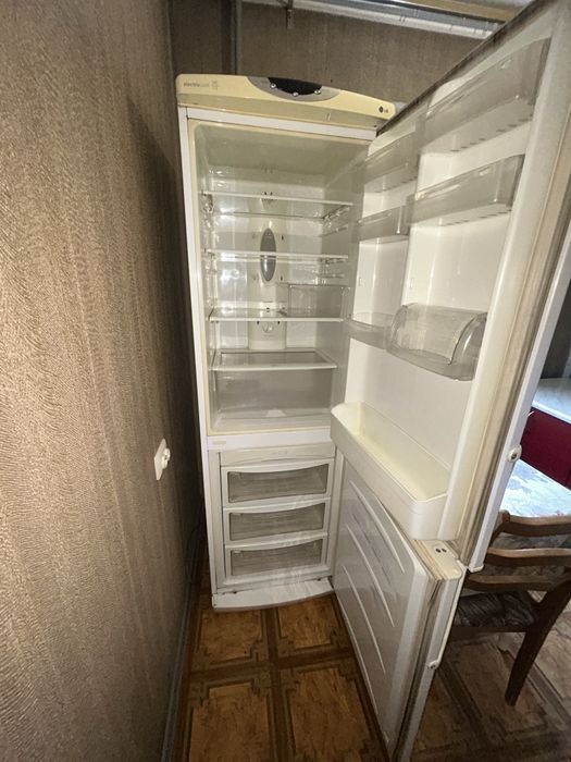 Двухкамерный холодильник LG.