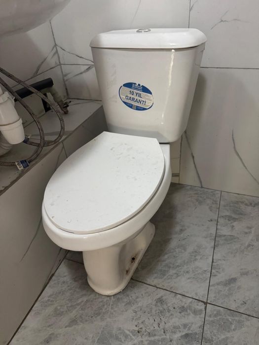 Унитаз с бочком б/у целый