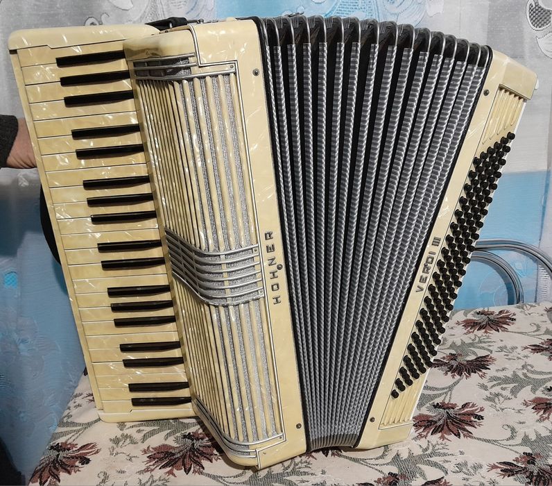 Vând Acordeon Hohner Verdi III