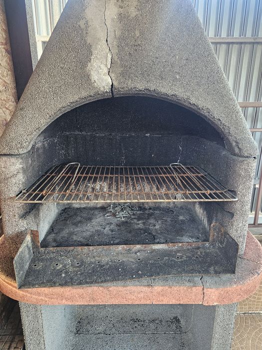 URGENT - Gratar beton/ciment de curte , pe lemne