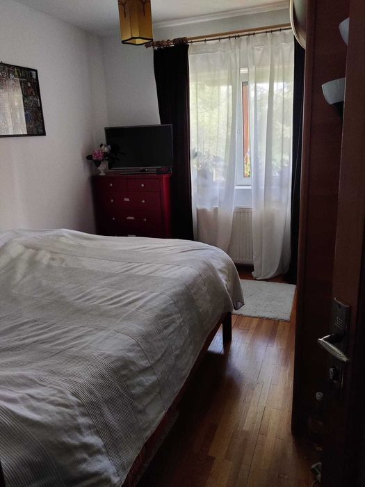 Vând apartament 4 camere, 3 dormitoare si un living