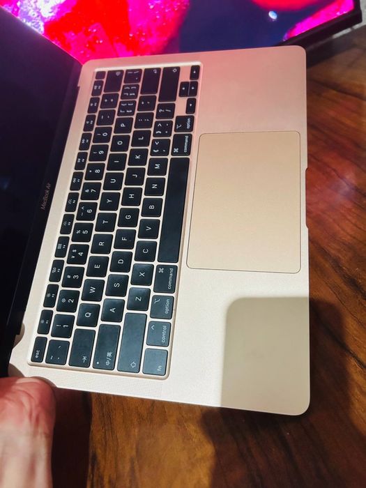 Macbook holati ideal tiniq turibdi