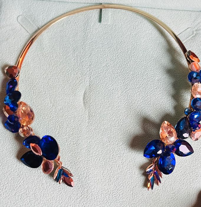 Уникално колие с камъни