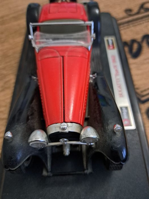 Machete masini Mercedes si Bugatti