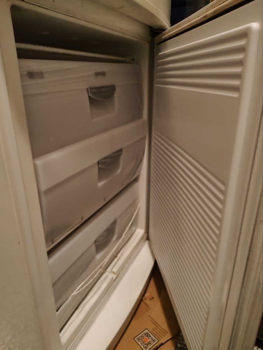Хладилник Gorenje с долна фризерна част