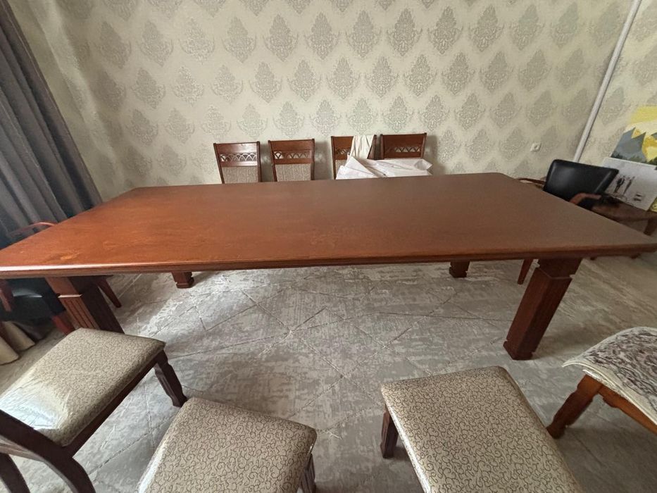 Срочно продам стол для гостиной