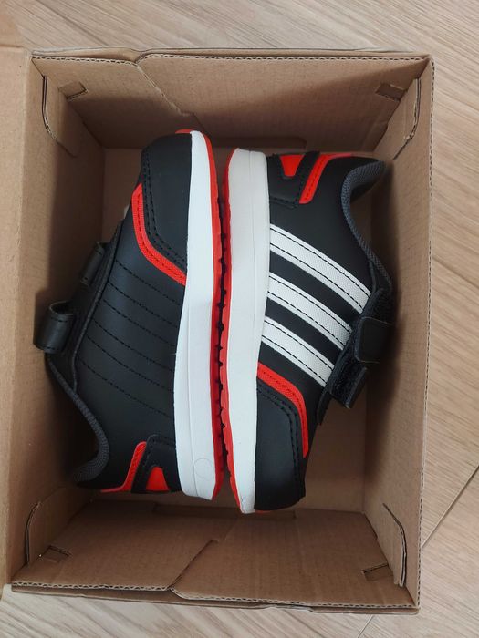 НОВИ Детски сникърси Адидас. Детски маратонки Adidas бебе