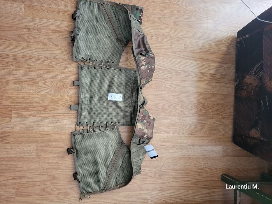 Vestă tactică multifuncțională