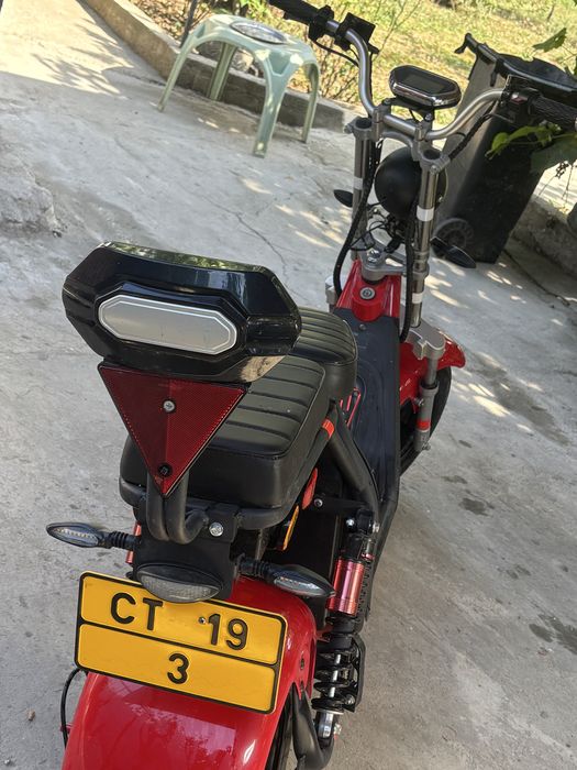 Vind scuter atetie 2 bateri probleme roata spate e ipecabil acte tot