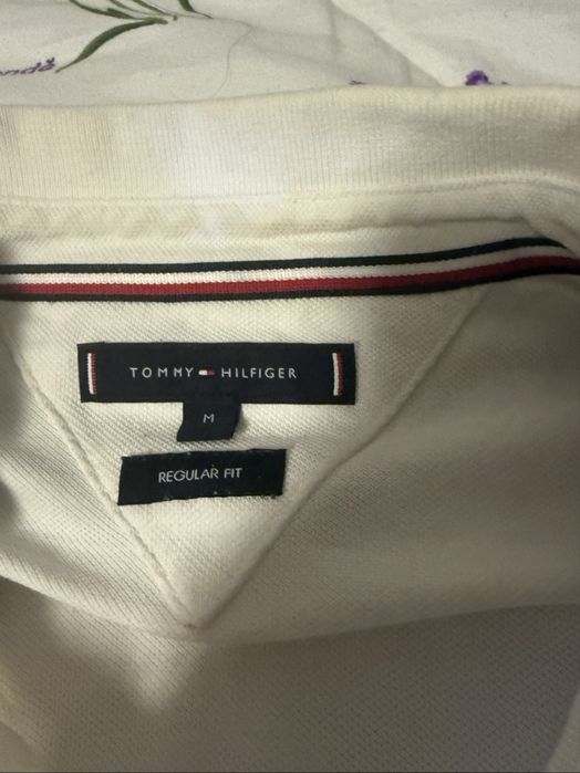 Tommy Hilfiger Polo alb cu mâneci bleumarin  se poate livrare prin olx sau predare personala in craiova