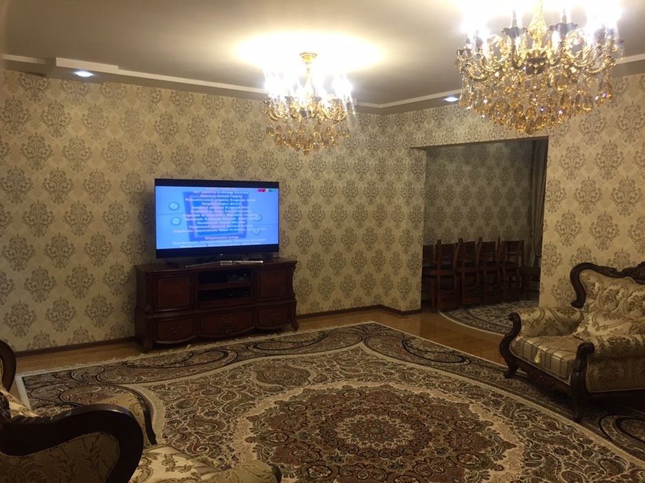 Айбек Банковская ( 1 этаж) 3/1/9 160 кв/м