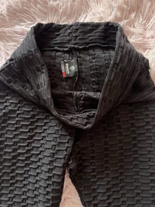 Черен релефен клин