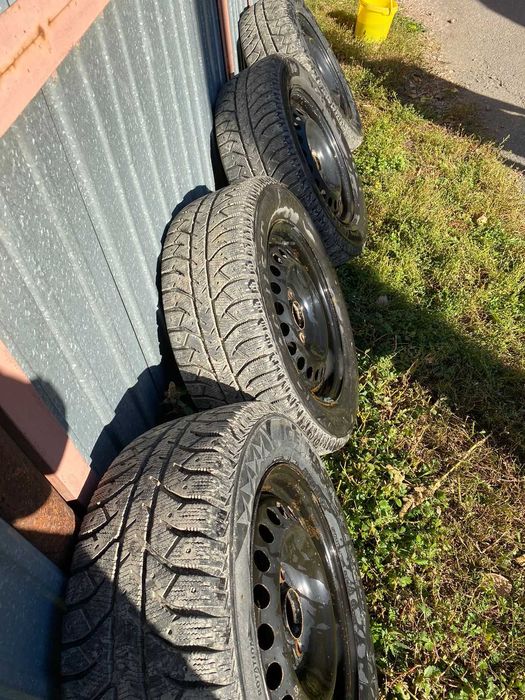 Шины зимние р-215/60/16 на дисках Хундай
