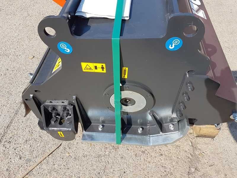 Tocator vegetatie buldoexcavator