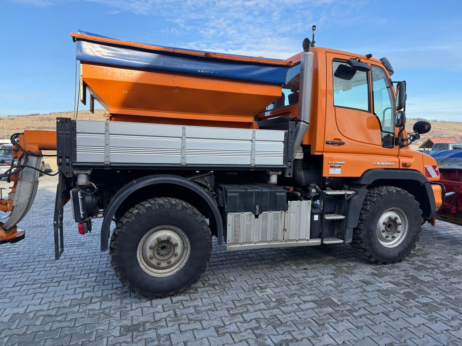 Mercedes-Benz Unimog echipat cu lama de zăpadă si sararita tva inclus