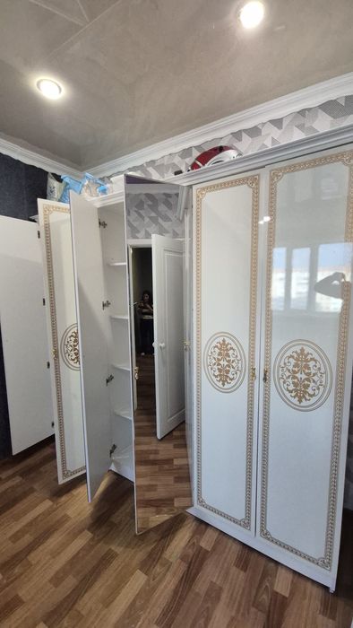 Шкаф белый с зеркалом