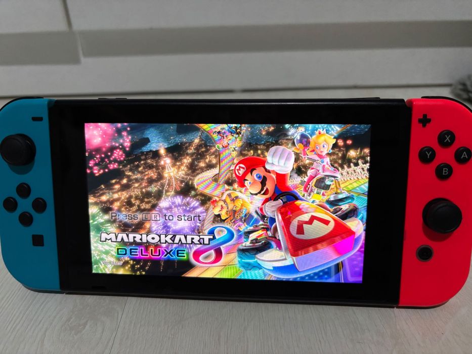 Nintendo Switch + 2 игри , + ПОДАРЪК, като НОВО!!!