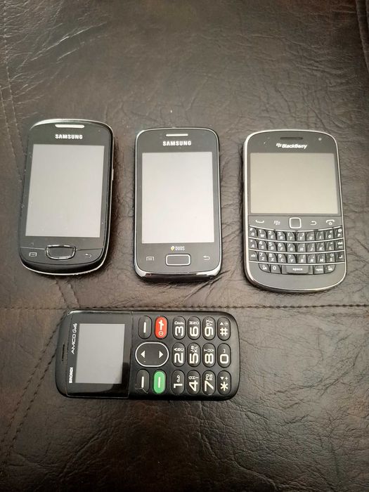 Vând lot de 12 telefoane