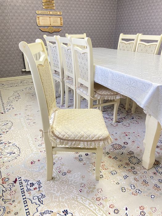 Стол и стуля для гостинной