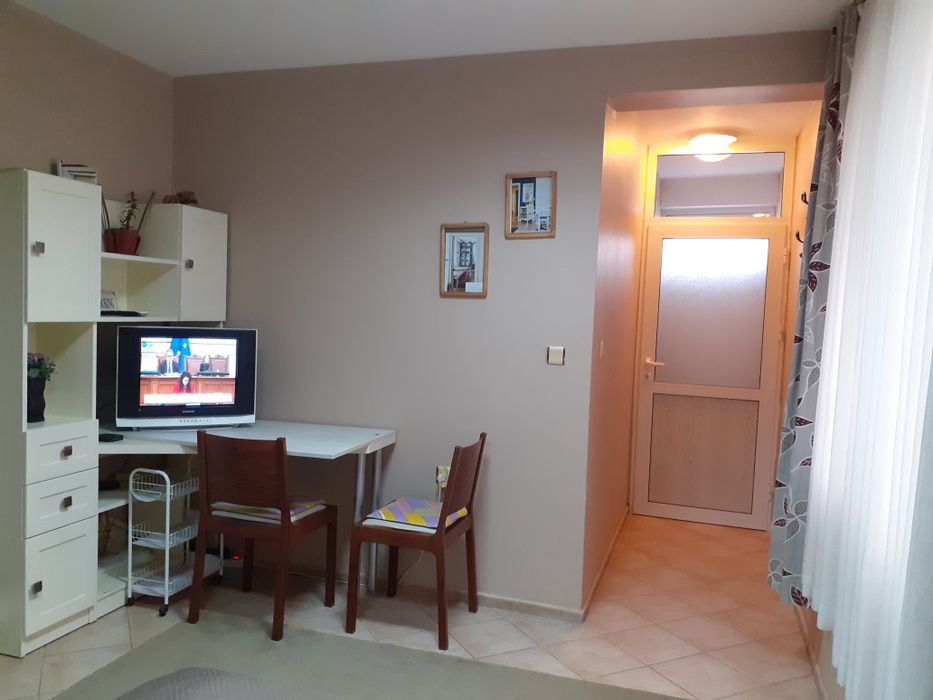 Напълно самостоятилно  студио в ТОП център и на 50м. от море