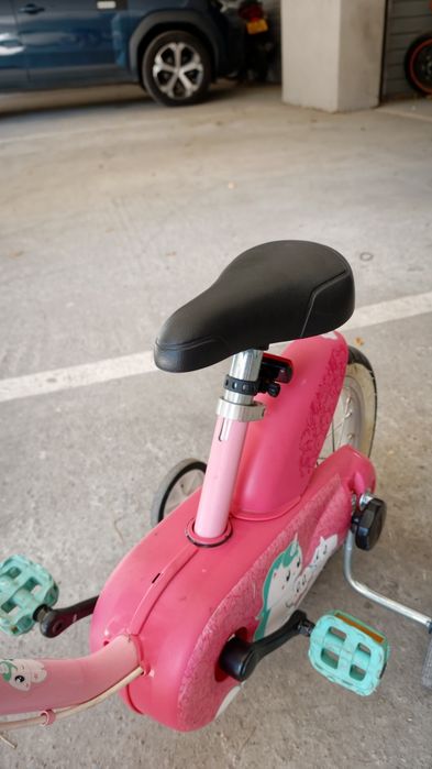Bicicleta fetite roz cu roti ajutătoare