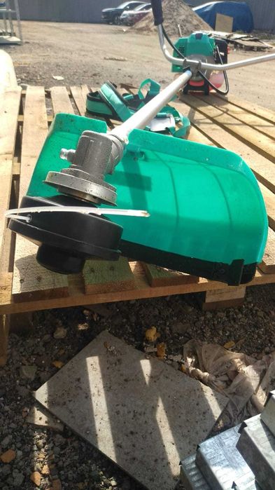 Триммер бензиновый почти новый.