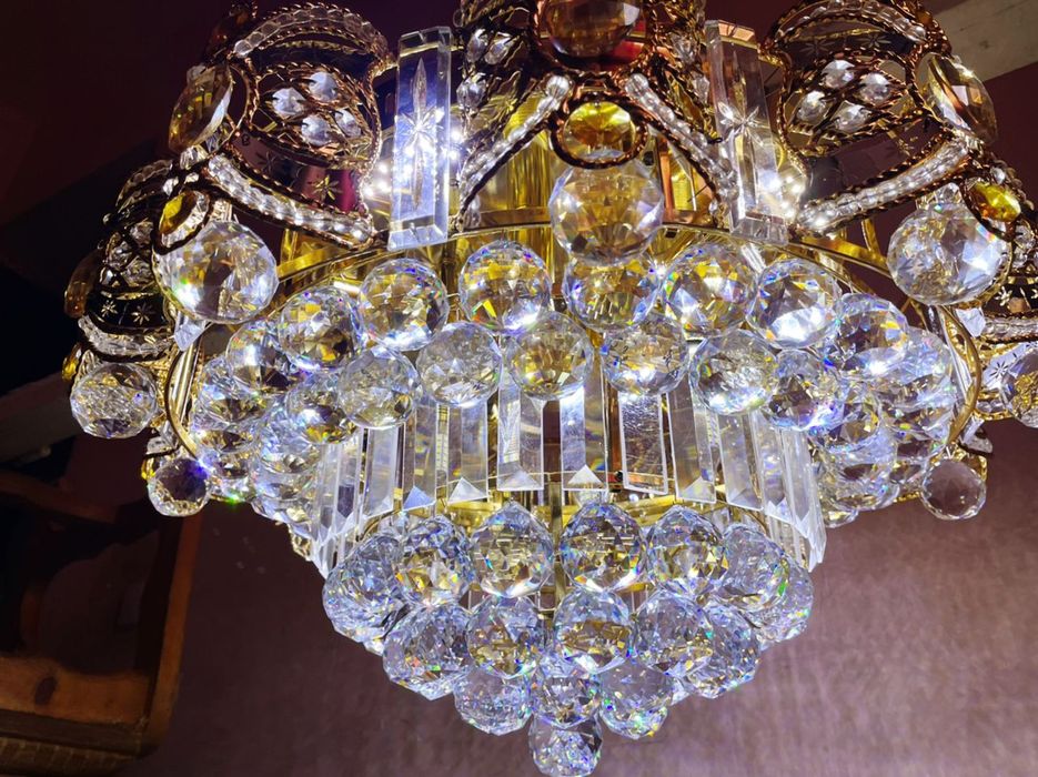Люстра шикарная, большая.
